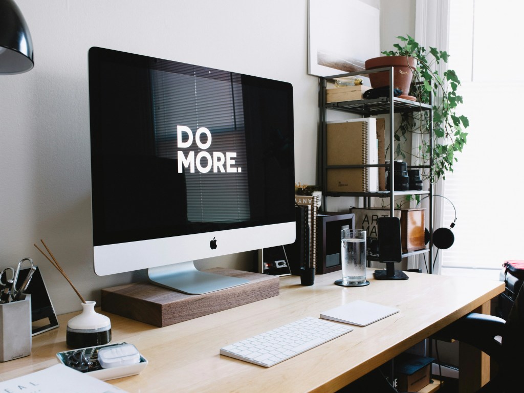 R Foundation: ทำความรู้จักกับภาษา R สำหรับผู้เริ่มต้น – ภาษา R คืออะไร, ต่างกับ Python ยังไง,&nbsp;และเขียนยังไง?